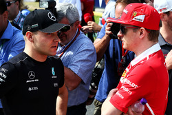 Valtteri Bottas, Mercedes AMG F1 with Kimi Raikkonen, Ferrari