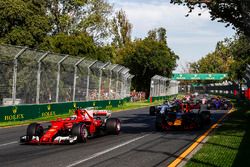 Кими Райкконен, Ferrari SF70H, и Макс Ферстаппен, Red Bull Racing RB13