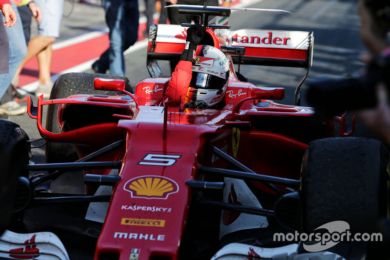 Il vincitore della gara Sebastian Vettel, Ferrari SF70H