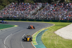 Jolyon Palmer, Renault Sport F1 Team RS17 y Stoffel Vandoorne, McLaren MCL32