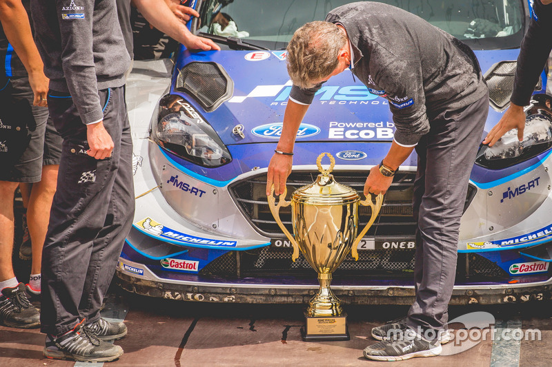 Podium : Malcolm Wilson, directeur de M-Sport, avec le trophée