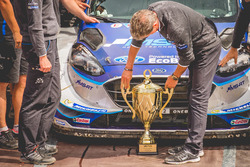 Podium : Malcolm Wilson, directeur de M-Sport, avec le trophée