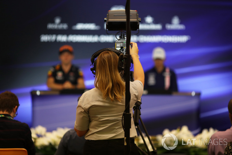 Cameraman nella conferenza stampa