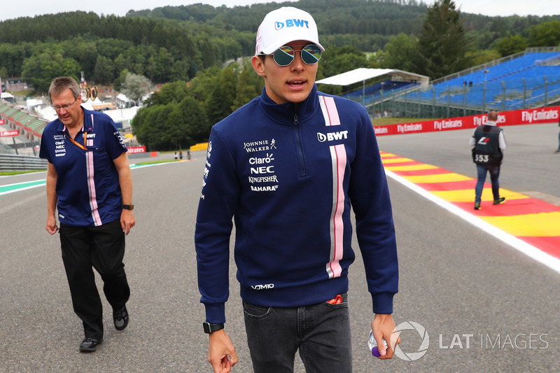 Esteban Ocon, Sahara Force India F1 cammina lungo il circuito