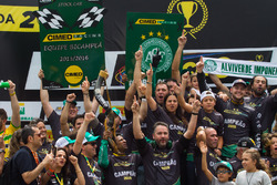 Felipe Fraga celebrate with the team