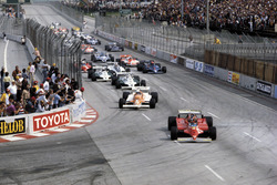 Старт гонки: лидирует Жиль Вильнев, Ferrari 126C