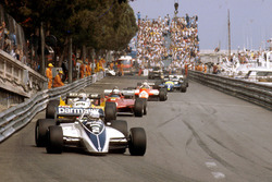 Riccardo Patrese, Brabham BT49D Ford precede Alain Prost, Renault RE30B, Didier Pironi, Ferrari 126C2 e Andre de Cesaris, Allfa Romeo 182