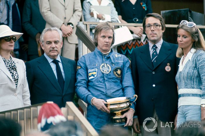 GP de Argentina 1974- Ronnie Peterson, que en la foto celebra el triunfo de ese año en Mónaco con el Príncipe Rainiero y la Princesa Grace de Mónaco, logró en Argentina su 10ª pole position en Fórmula 1 (acabaría su carrera con 14 poles)