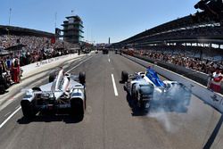 Will Power, Team Penske Chevrolet, James Hinchcliffe, Schmidt Peterson Motorsports Honda, pit stop yarışmasında