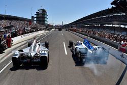 Will Power, Team Penske Chevrolet, James Hinchcliffe, Schmidt Peterson Motorsports Honda in the pit 