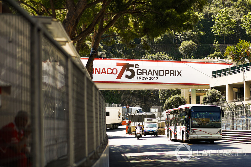 Schilder für den Monaco-GP an der Strecke