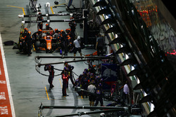 Stoffel Vandoorne, McLaren MCL32, ai box