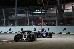 Kevin Magnussen, Haas F1 Team VF-17, Pascal Wehrlein, Sauber C36-Ferrari