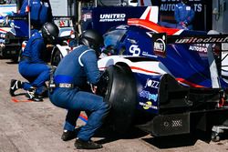 United Autosports teamleden aan het werk