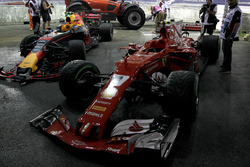 Autos von Max Verstappen, Red Bull Racing RB13 und Kimi Raikkonen, Ferrari SF70H. nach Crash