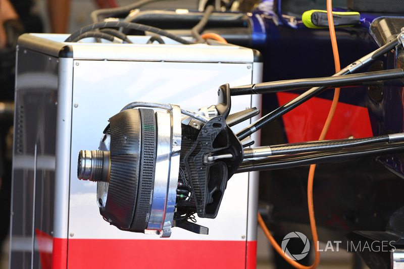 Передние тормоза Toro Rosso STR12