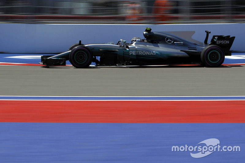 Valtteri Bottas bateu na trave, mas ficou com a terceira posição, a 0s095 do tempo de Vettel. Porém, pela segunda vez consecutiva, o finlandês larga à frente de...