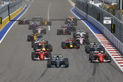 Valtteri Bottas, Mercedes AMG F1 W08, Sebastian Vettel, Ferrari SF70H, Kimi Raikkonen, Ferrari SF70H, Lewis Hamilton, Mercedes AMG F1 W08, the rest of the field at the start