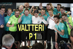 1. Valtteri Bottas, Mercedes AMG F1, mit Toto Wolff, Mercedes, Motorsportchef, und dem Team