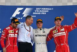 Sebastian Vettel, Ferrari, Tony Ross, Mercedes AMG F1 Race Engineer, Valtteri Bottas, Mercedes AMG F1, Kimi Raikkonen, Ferrari