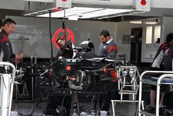 Haas F1 Team VF-17 in de garage