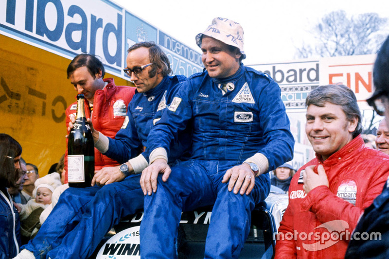 Podium : les vainqueurs Timo Mäkinen, Henry Liddon, les deuxièmes Roger Clark, Tony Mason