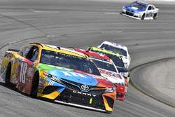 Kyle Busch, Joe Gibbs Racing Toyota, Landon Cassill, Front Row Motorsports Ford