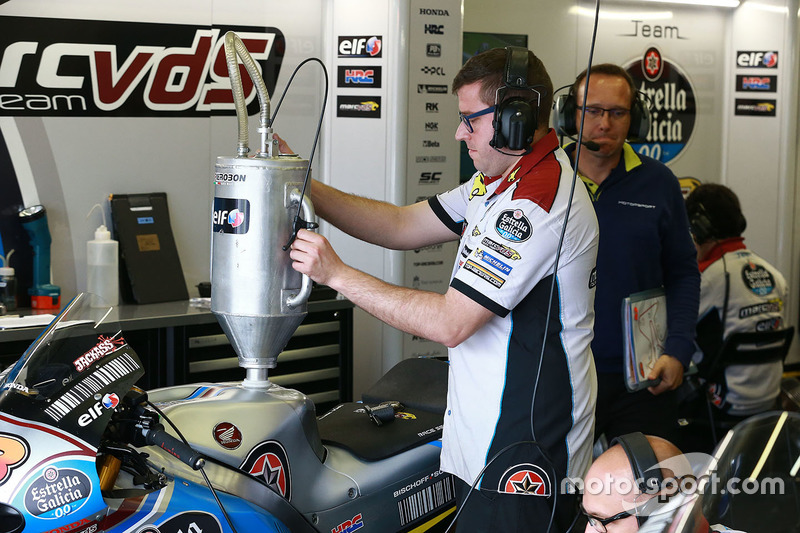 Crew Marc VDS mengisi bahan bakar di motor Jack Miller