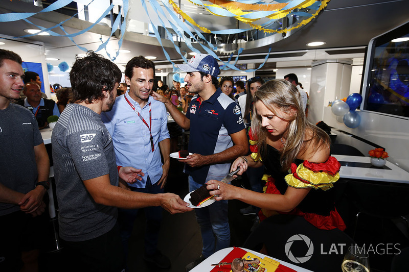 Fernando Alonso, McLaren, celebra su cumpleaños, Pedro de la Rosa y Carlos Sainz Jr., Scuderia Toro Rosso