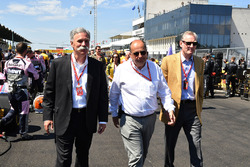 Chase Carey, Chief Executive Officer and Executive Chairman of the Formula One Group, Luca Colajanni, Formula One Senior Communications Officer and Sean Bratches, Formula One Managing Director, Commercial Operations on the grid