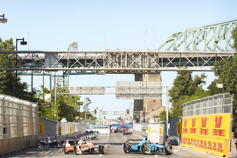 Sébastien Buemi, Renault e.Dams, leads Nick Heidfeld, Mahindra Racing