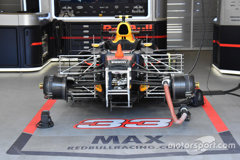 Red Bull Racing RB13 con i rastrelli per i test aerodinamici