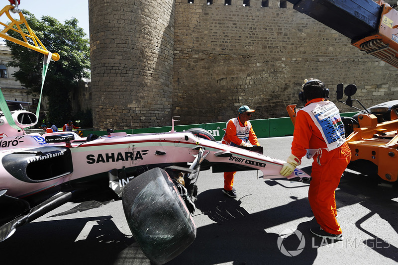 Marshals portano via la monoposto danneggiata di Sergio Perez Sahara Force India F1 VJM10