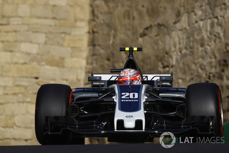 Já Magnussen oscilou bastante na primeira fase da temporada. Em algumas provas, foi amplamente ofuscado por Grosjean; em outros, fez corridas de destaque – como no Azerbaijão, quando chegou a andar em terceiro.
