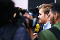 Nico Rosberg, Mercedes AMG F1, met de media