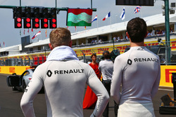 Kevin Magnussen, Renault Sport F1 Team and team mate Jolyon Palmer,Renault Sport F1 Team as the grid