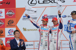 ヘイキ・コバライネンと平手晃平(#39 DENSO KOBELCO SARD RC F)
