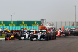 Start: Lewis Hamilton, Mercedes AMG F1 W07 Hybrid, führt