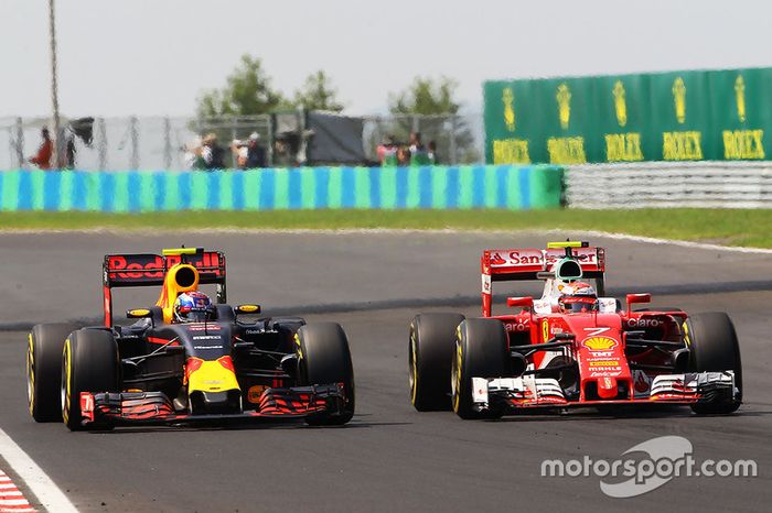 Max Verstappen, Red Bull Racing RB12 y Kimi Raikkonen, Ferrari SF16-H  batallan por la posición