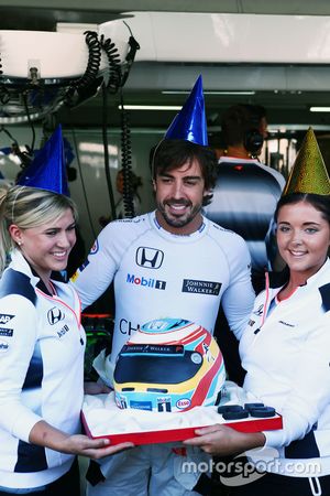 Fernando Alonso, McLaren celebrates his 35th birthday with a cake from the team