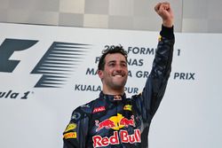 Daniel Ricciardo, Red Bull Racing ganador de la carrera se celebra en el podio