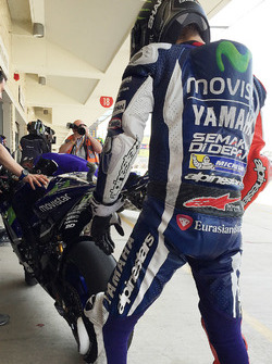 Jorge Lorenzo, Yamaha Factory Racing checks tire wear