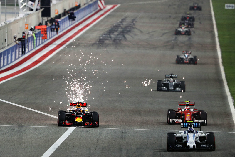 Daniel Ricciardo, Red Bull Racing RB12 y Kimi Raikkonen, Ferrari SF16-H