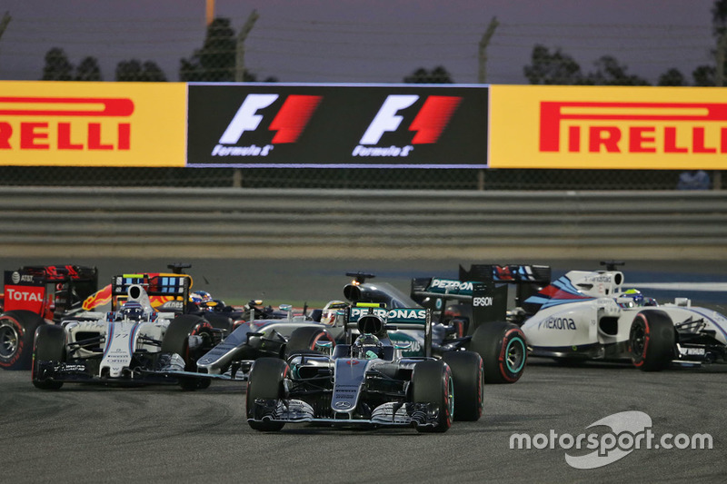 Arrancada:  Nico Rosberg, Mercedes AMG F1 Team W07, Valtteri Bottas, Williams FW38 y Lewis Hamilton,