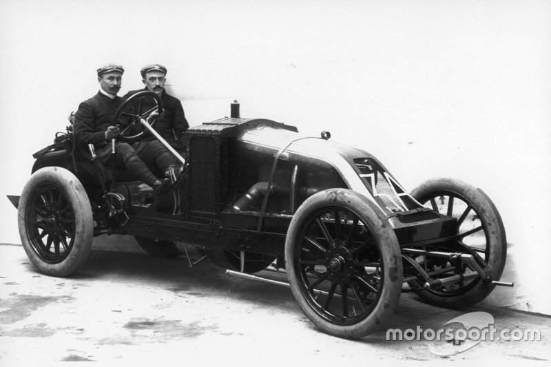 É o GP mais antigo da história. A primeira corrida com este nome (Grande Prêmio) foi realizada em 1906 e se referia à alta premiação para época, cerca de 45 mil francos, equivalente a 13 quilos de ouro ou 191 mil euros. O húngaro Ferenc Szisz foi o primeiro vencedor