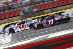 Jimmie Johnson, Hendrick Motorsports Chevrolet, et Denny Hamlin, Joe Gibbs Racing Toyota