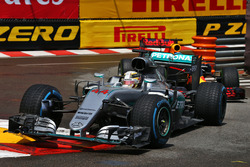 Lewis Hamilton, Mercedes AMG F1 W07 Hybrid leads Daniel Ricciardo, Red Bull Racing RB12