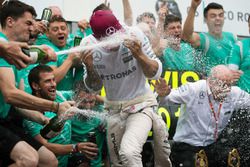 Race winner Lewis Hamilton, Mercedes AMG F1 celebrates with Dr. Dieter Zetsche, Daimler AG CEO and the team