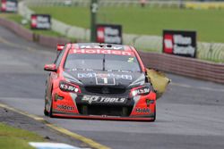 Garth Tander und Warren Luff, Holden Racing Team, mit einem Schaden am Auto