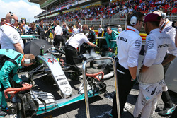 (L to R): Peter Bonnington, Mercedes AMG F1 Race Engineer with Lewis Hamilton, Mercedes AMG F1 on the grid